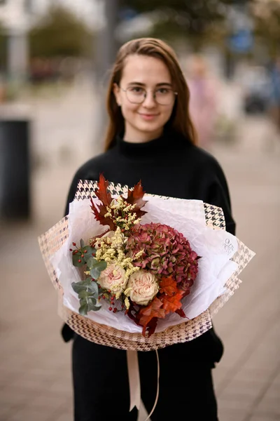 งสาวถ อดอกก หลาบสไตล ใบไม วงท ใหญ และสวยงามของดอกก หลาบสด ไฮเดรนเย หลาบส — ภาพถ่ายสต็อก