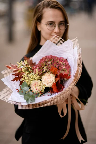 Genç Bir Kadın Elinde Büyük Güzel Bir Sonbahar Buketi Tutuyor — Stok fotoğraf