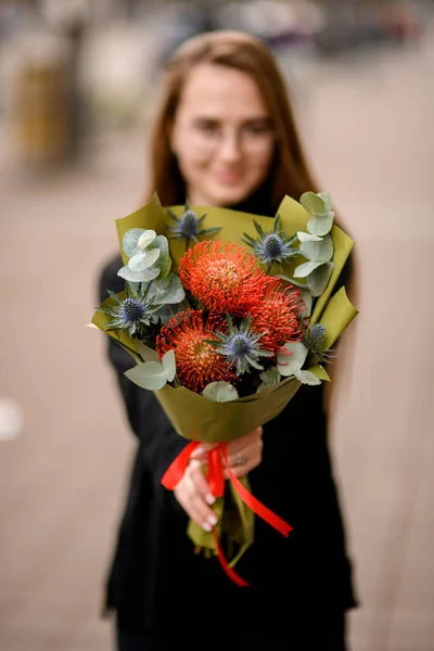 กสาวขายดอกไม อดอกไม ของช อดอกไม ของช อดอกไม สวยงาม Leucospermom คาล ผสมแปลกใหม — ภาพถ่ายสต็อก