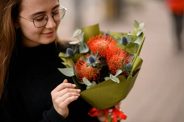 Femme Tenant Doucement Bouquet Belles Fleurs Dans Les Mains Chardon — Photo