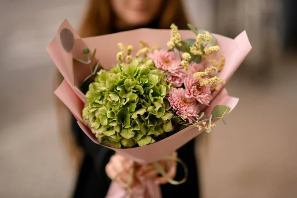 Bouquet Pink Chrysanthemum Hydrangea Hypsofila Wrapped Paper Woman Hands Konsep — Stok Foto