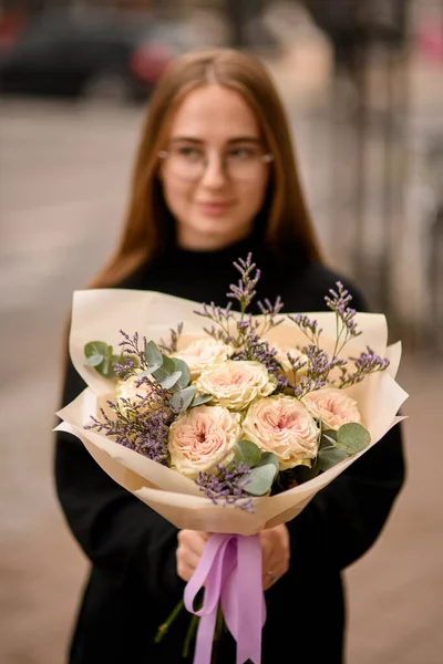 Wanita Muda Berpakaian Hitam Memegang Karangan Bunga Besar Mawar Krem — Stok Foto