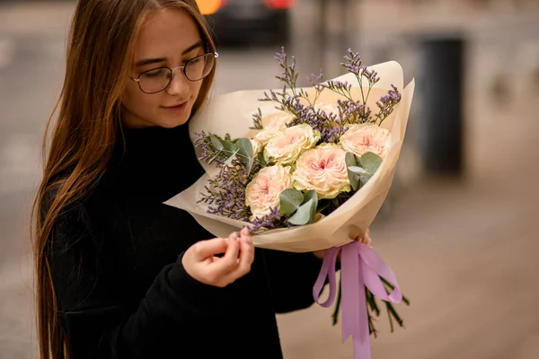 Молода Жінка Одягнена Чорний Ніжно Тримає Великий Квітковий Букет Свіжих — стокове фото