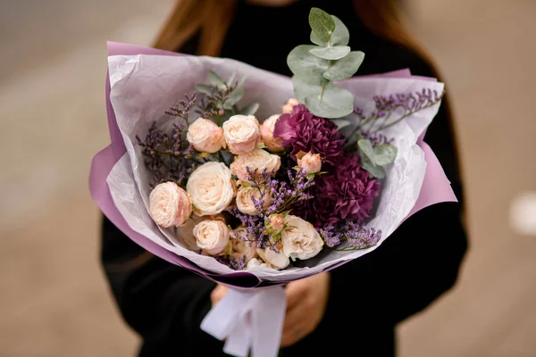 아름다운 유칼립투스 보라색 부르군 색깔의 카네이션의 꽃다발 — 스톡 사진