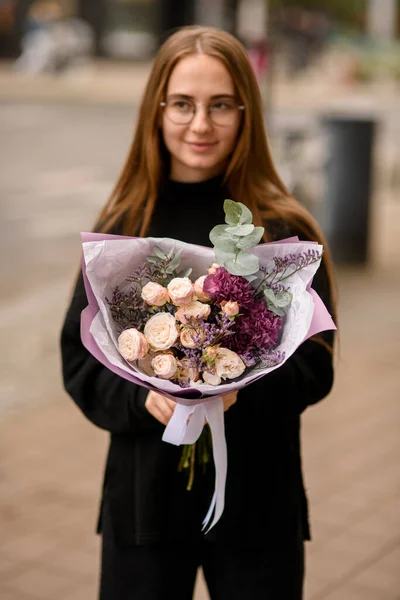 Mujer Joven Presente Ramo Grande Hermoso Rosas Frescas Eucaliptos Limonio — Foto de Stock
