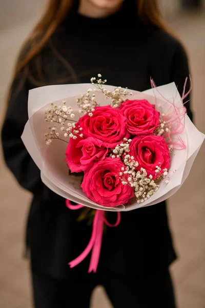 Фото Розкішної Суміші Свіжих Червоних Троянд Білої Гіпсофіли Рожевого Пір — стокове фото