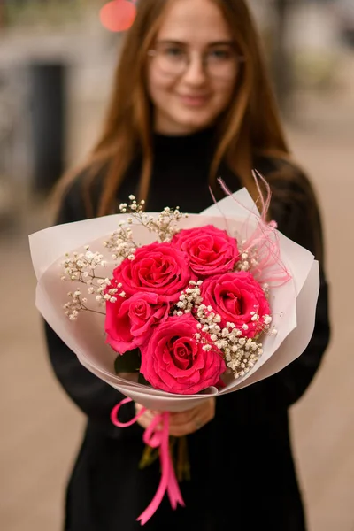 Женщина Роскошной Смесью Свежих Красных Роз Белой Гипсофилы Розовых Перьев — стоковое фото