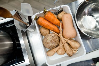 RestarAunt 'da pişirmek için çiğ sebze tepsisi. Balkabağı, patates, havuç, kerpeten ve yaban havucu. Sağlıklı yiyecekler. Vegan menüsü