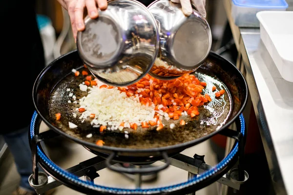 Gotowanie Warzyw Patelni Ogniu Szef Kuchni Miesza Warzywa Woku Szef — Zdjęcie stockowe