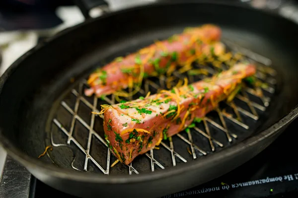 Closeup Photo Two Grilled Red Fish Salmon Steaks Cast Iron — Stock Photo, Image