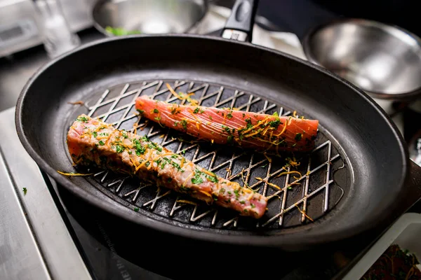 Front View Two Grilled Red Fish Salmon Steaks Cast Iron — Stock Photo, Image