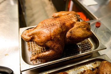 Metalik ağda kahverengi kabuklu lezzetli tavuğun ön fotoğrafı. Tatil yemeği..