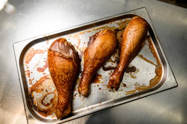 Metalik merheme soya soslu üç lezzetli tavuk bacağı manzarası. Tatil yemeği..