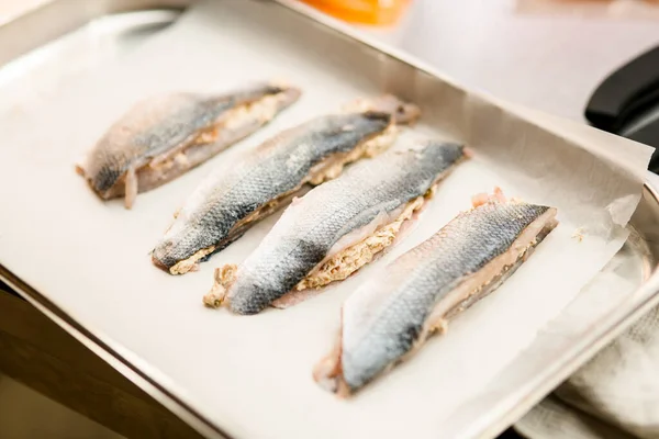 Cuatro Filetes Pescado Rellenos Crudos Con Piel Decorados Con Zanahoria —  Fotos de Stock