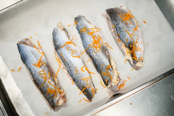 Cuatro Filetes Pescado Rellenos Crudos Con Piel Decorados Con Zanahoria — Foto de Stock