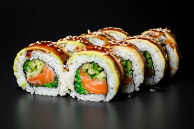 Geleneksel Asya usulü suşi, somon, avokado, salatalık ve teriyaki soslu yeşil havyar. sağlıklı deniz ürünleri.