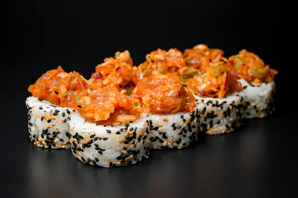 Nylaget Appetittvekkende Japansk Rull Med Sesam Karamellisert Løk Fisk Svart – stockfoto