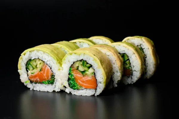 Vista Perto Saborosos Rolos Sushi Dragão Verde Com Salmão Abacate — Fotografia de Stock