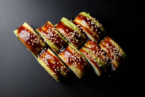 Ovanifrån Välsmakande Grön Drake Sushi Rullar Med Lax Avokado Gurka — Stockfoto