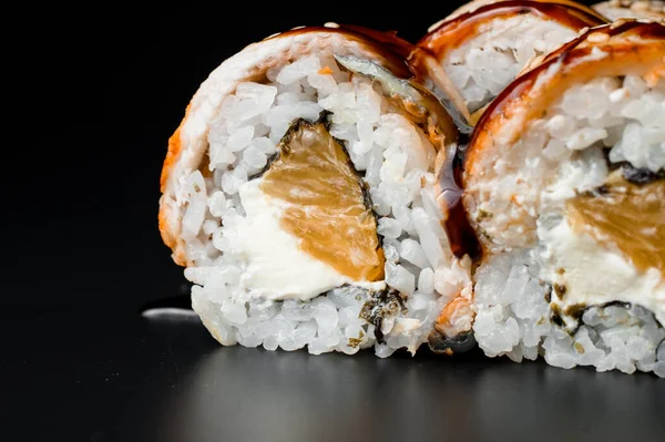 Tradiční Asijská Sushi Rolka Lososem Uzeným Úhořem Filadelfským Sýrem Teriyaki — Stock fotografie