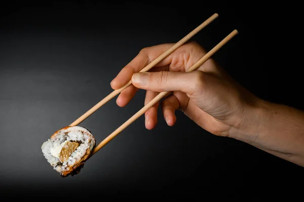 Mans Mano Tiene Bacchette Bambù Con Philadelphia Sushi Roll Con — Foto Stock