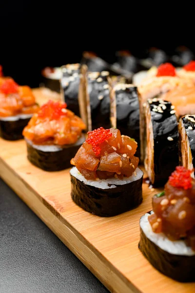 Japonské Sushi Jídlo Maki Rolky Tuňákem Lososem Sýrem Krabem Avokádem — Stock fotografie