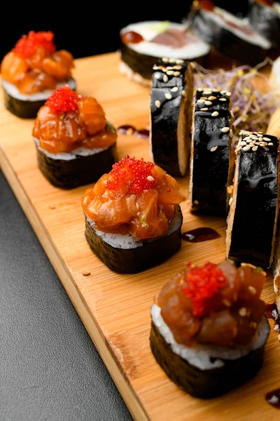 Japonské Jídlo Maki Sada Rohlíků Čerstvými Ingrediencemi Černém Pozadí — Stock fotografie