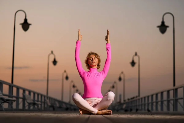 Girl Practices Yoga Opens Her Chakras Raising Her Hands Meditation — Stock Photo, Image