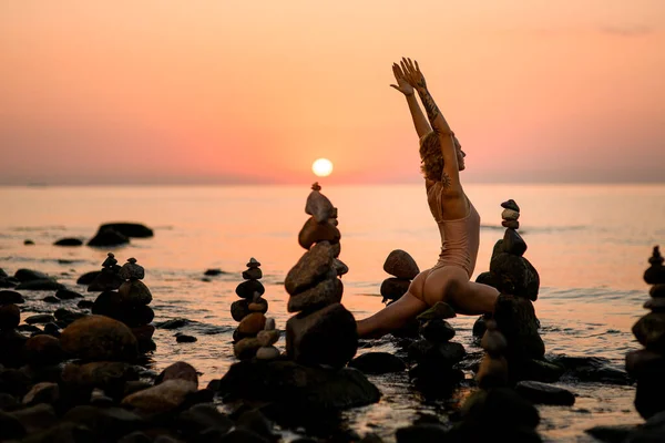 Młoda Kobieta Ćwiczy Jogę Kamienistej Plaży Wieczorem Pozycja Wojownika Niesamowity — Zdjęcie stockowe