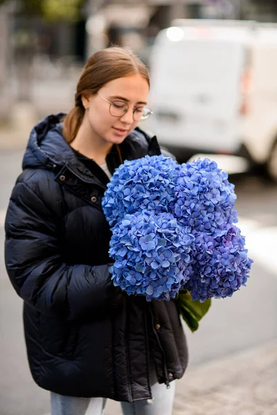 งสาวท มากถ อดอกไม ไฮเดรนเย ยสดขนาดใหญ และสวยงามในส Flovers าหร นหย — ภาพถ่ายสต็อก