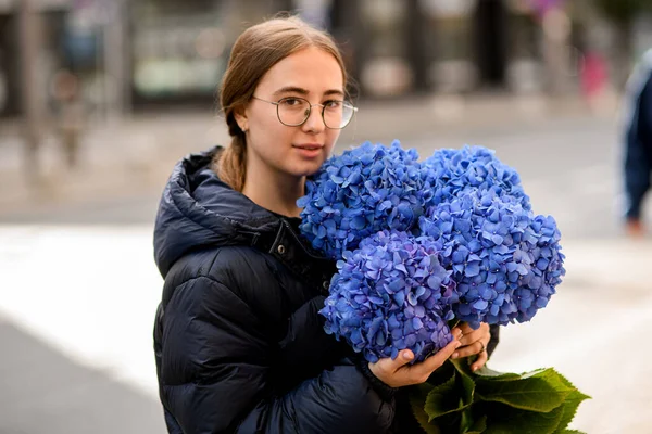 Pemandangan Menarik Gadis Toko Bunga Lembut Memegang Buket Besar Bunga — Stok Foto