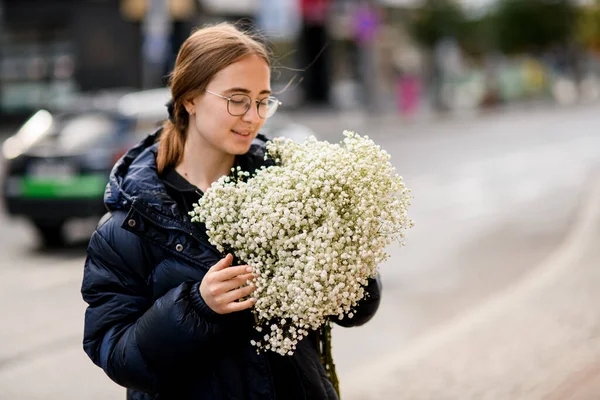 ผมส เนทผ ผมยาวถ อดอกไม ขนาดใหญ สไตล ของย ปโซส ขาว งดอกไม — ภาพถ่ายสต็อก