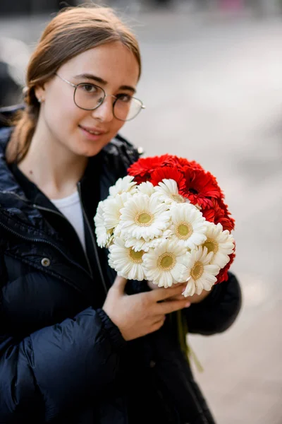 Retrato Mujer Joven Con Ramo Flores Gerberas Rojas Blancas Frescas — Foto de Stock