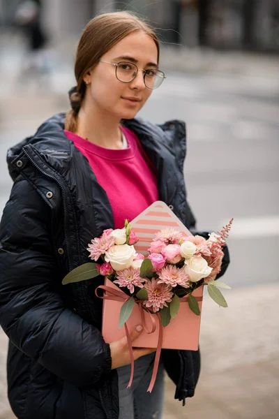 Güzel Bir Buket Gül Kasımpatı Çiçekleri Kızların Elinde Pembe Hediye — Stok fotoğraf