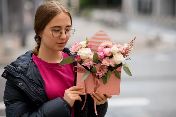 Rosor Och Krysantemum Blommor Rosa Presentförpackning Med Satinband Flickor Händer — Stockfoto