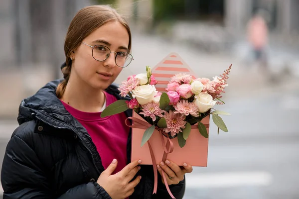 Bonita Mujer Joven Sosteniendo Rosas Flores Crisantemos Caja Regalo Rosa — Foto de Stock