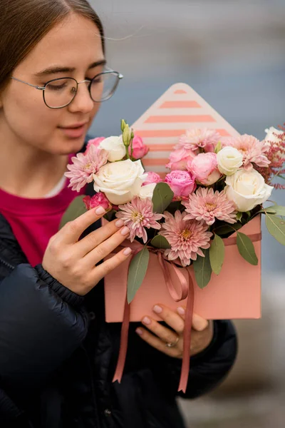 งสาวสวยถ อดอกก หลาบและดอกเบญจมาศ ดอกไม ในกล องของขว ชมพ าซาต นบนพ นหล — ภาพถ่ายสต็อก