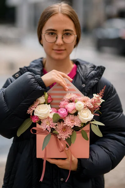 Mujer Joven Muy Agradable Sosteniendo Ramo Rosas Crisantemos Flores Colores — Foto de Stock