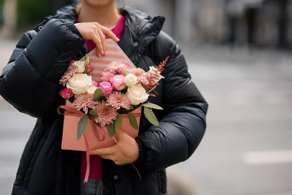 여자들의 리본으로 포장된 아름다운 꽃다발 — 스톡 사진