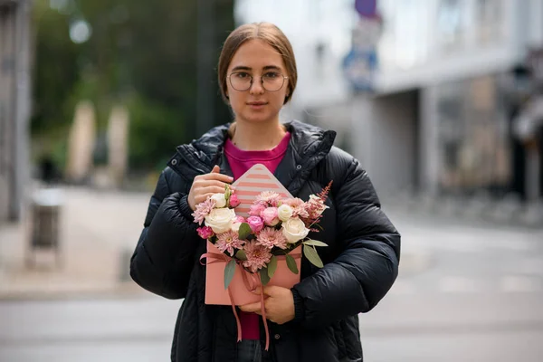 Mujer Pie Calle Sosteniendo Ramo Rosas Crisantemos Flores Colores Rosa — Foto de Stock