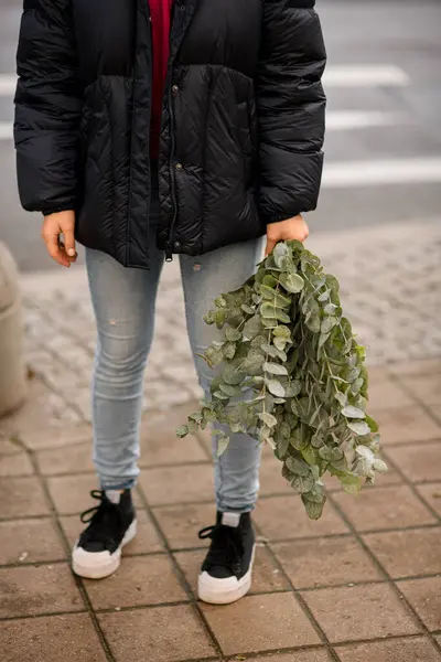 Les Mains Des Femmes Tiennent Bouquet Avec Des Branches Vertes — Photo
