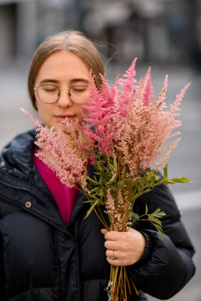Leende Ung Kvinna Håller Färgglada Grenar Vilda Blommor Sina Händer — Stockfoto