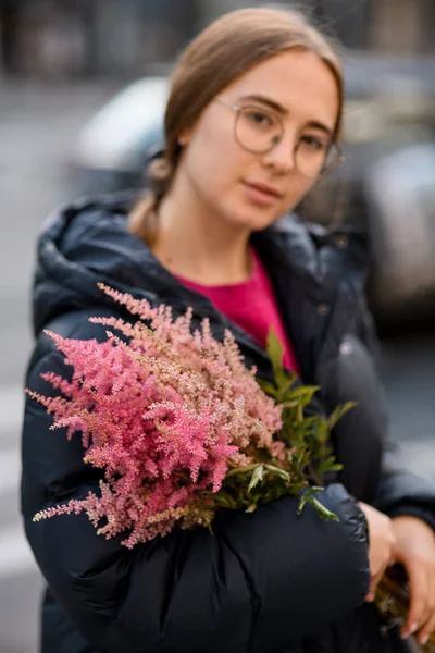 Leende Ung Kvinna Håller Färgglada Grenar Vilda Blommor Händerna Suddig — Stockfoto
