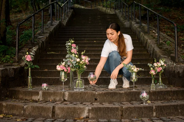 Wanita Muda Penjual Bunga Menciptakan Komposisi Bunga Untuk Menghias Jalan — Stok Foto