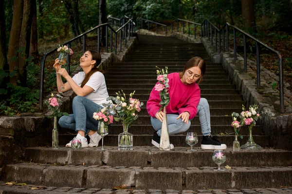 สาวสร างสรรค สองคน านดอกไม างและออกแบบช อดอกไม าหร นแต งงาน ดอกไม — ภาพถ่ายสต็อก