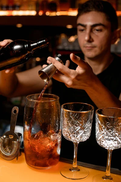 Bartender Derrama Álcool Forte Jigger Aço Copo Mistura Transparente Com — Fotografia de Stock