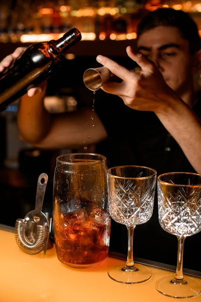 Bartendern Häller Droppar Alkohol Från Ståljigger Genomskinlig Blandningskopp Med Isbitar — Stockfoto