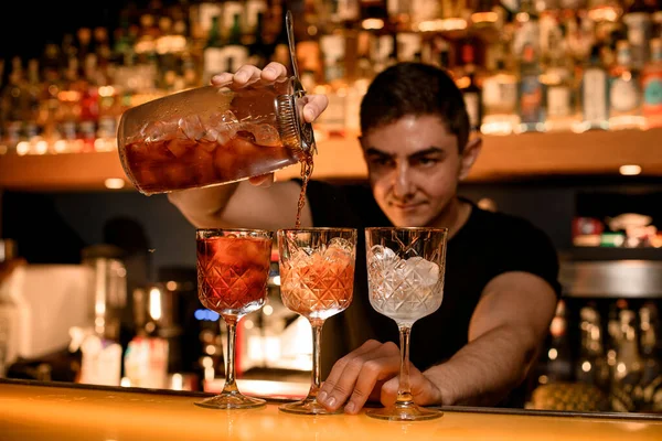 Barman Giet Een Alcohol Uit Maatbeker Door Zeef Tot Drie — Stockfoto