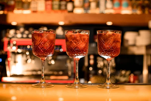 Röda Cocktails Med Isbitar Glas Bardisken Baren Närbild — Stockfoto