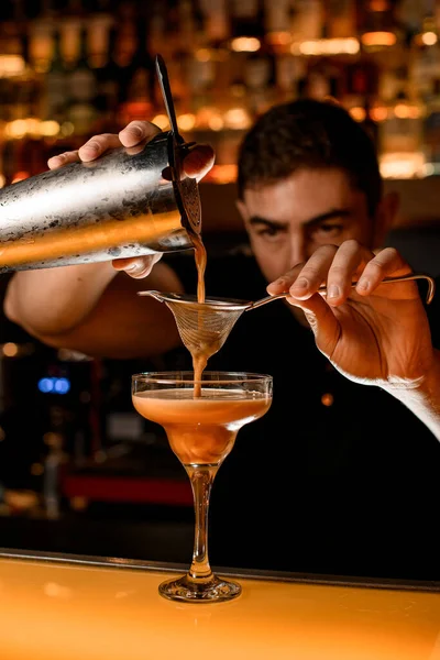 Ung Bartender Håller Såll Handen Över Champagneglas Och Häller Försiktigt — Stockfoto